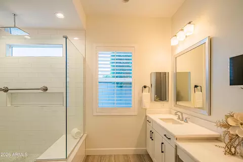 Bath - 3850 E Crittenden Ln, Phoenix, AZ 85018 photo 3 of 6