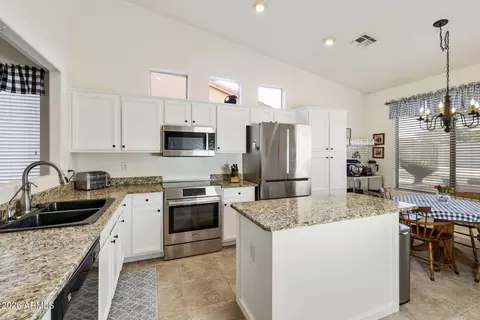 Kitchen - 4574 E Mia Ln, Gilbert, AZ 85298 photo 4 of 5