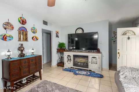 Living - 2825 N 33rd Pl, Phoenix, AZ 85008 photo 4 of 5