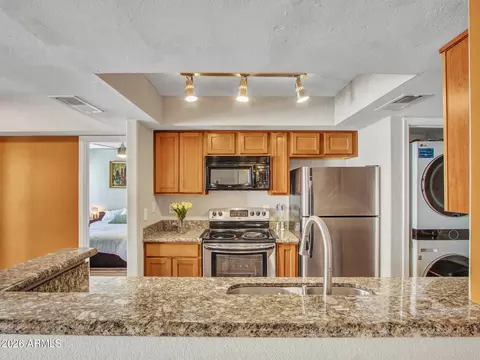 Kitchen - 1333 E Morten Ave #105, Phoenix, AZ 85020 photo 2 of 3