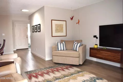 Living - 901 E Cochise Dr, Phoenix, AZ 85020 photo 1 of 2