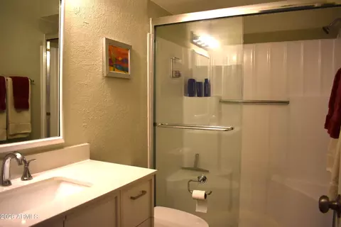 Bath - 901 E Cochise Dr, Phoenix, AZ 85020 photo 2 of 2