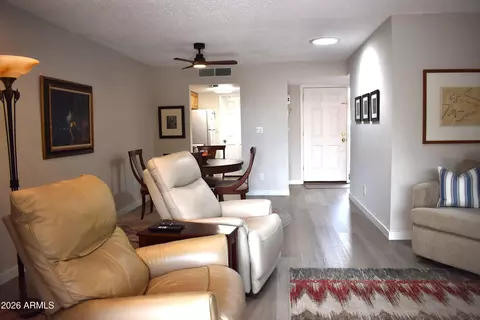 Living - 901 E Cochise Dr, Phoenix, AZ 85020 photo 2 of 2