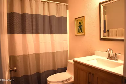 Bath - 901 E Cochise Dr, Phoenix, AZ 85020 photo 1 of 2