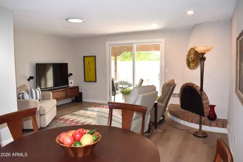 Dining - 901 E Cochise Dr, Phoenix, AZ 85020 photo 2 of 2
