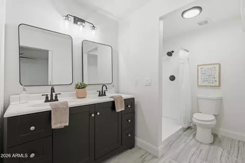 Bath - 3218 E Libby St, Phoenix, AZ 85032 photo 2 of 3