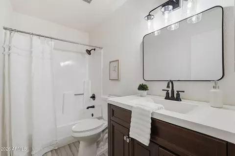 Bath - 3218 E Libby St, Phoenix, AZ 85032 photo 3 of 3