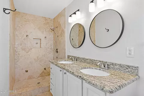 Bath - 4020 N 44th Pl, Phoenix, AZ 85018 photo 1 of 2