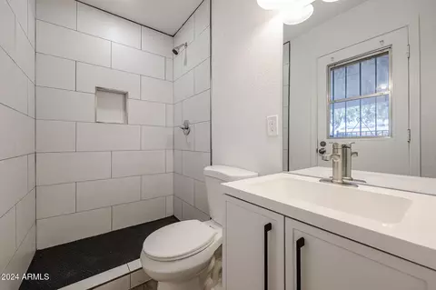 Bath - 4352 E Grovers Ave, Phoenix, AZ 85032 photo 1 of 2