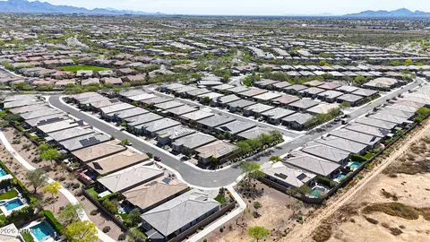View/Area - 2831 E Robin Ln, Phoenix, AZ 85050 photo 18 of 19
