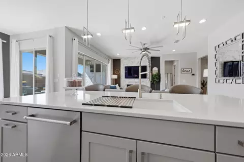 Kitchen - 2831 E Robin Ln, Phoenix, AZ 85050 photo 5 of 7
