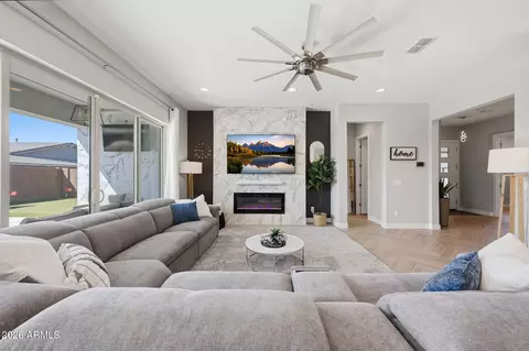 Living - 2831 E Robin Ln, Phoenix, AZ 85050 photo 3 of 4