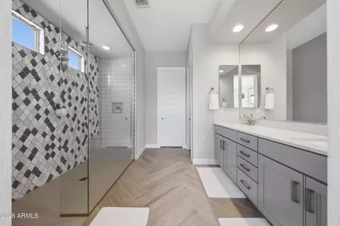 Bath - 2831 E Robin Ln, Phoenix, AZ 85050 photo 1 of 3