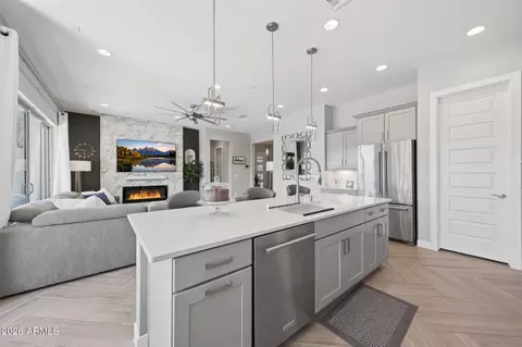 Kitchen - 2831 E Robin Ln, Phoenix, AZ 85050 photo 4 of 7