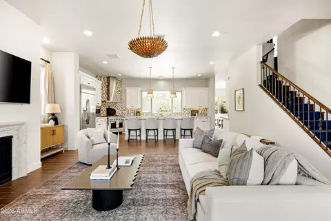 Living - 625 W Echo Ln, Phoenix, AZ 85021 photo 1 of 7