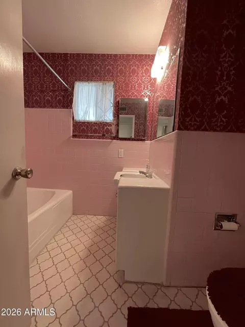 Bath - 1302 W Hayward Ave, Phoenix, AZ 85021 photo 3 of 4