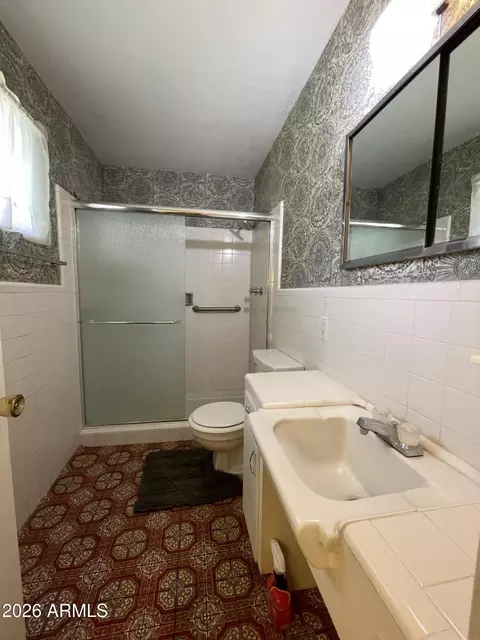 Bath - 1302 W Hayward Ave, Phoenix, AZ 85021 photo 2 of 4