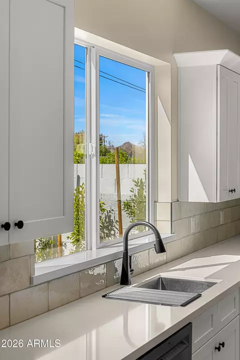 Kitchen - 3002 N 53rd Pl, Phoenix, AZ 85018 photo 4 of 4