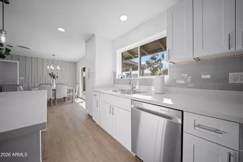 Kitchen - 8944 N 17th Ln, Phoenix, AZ 85021 photo 5 of 7