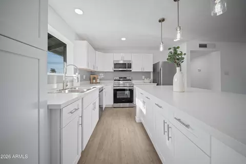Kitchen - 8944 N 17th Ln, Phoenix, AZ 85021 photo 2 of 7