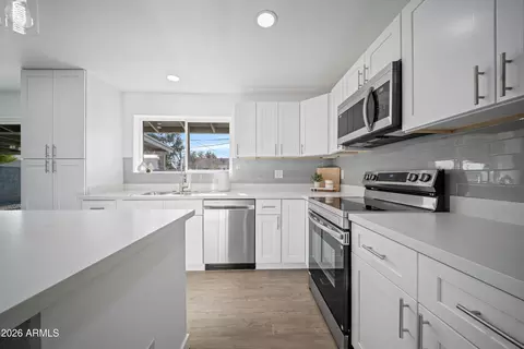 Kitchen - 8944 N 17th Ln, Phoenix, AZ 85021 photo 4 of 7