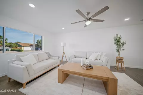 Living - 8944 N 17th Ln, Phoenix, AZ 85021 photo 2 of 5