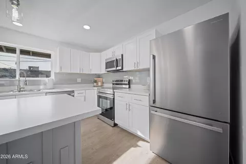 Kitchen - 8944 N 17th Ln, Phoenix, AZ 85021 photo 3 of 7