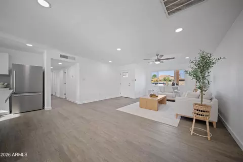 Living - 8944 N 17th Ln, Phoenix, AZ 85021 photo 4 of 5