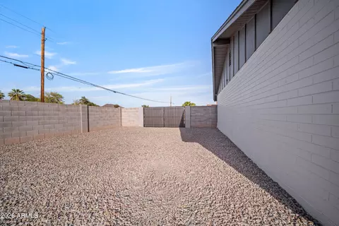 Exterior - 8944 N 17th Ln, Phoenix, AZ 85021 photo 3 of 5