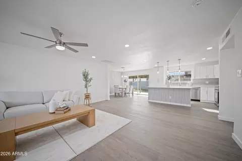 Living - 8944 N 17th Ln, Phoenix, AZ 85021 photo 5 of 5