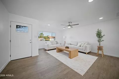Living - 8944 N 17th Ln, Phoenix, AZ 85021 photo 1 of 5