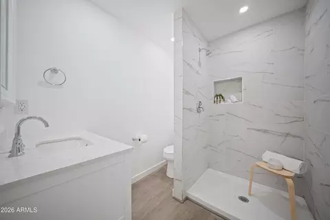 Bath - 8944 N 17th Ln, Phoenix, AZ 85021 photo 2 of 2