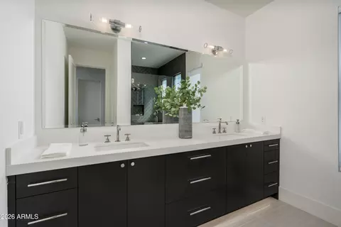 Bath - 3923 E Heatherbrae Dr, Phoenix, AZ 85018 photo 6 of 10