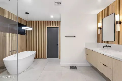Bath - 4639 E Osborn Rd, Phoenix, AZ 85018 photo 5 of 9