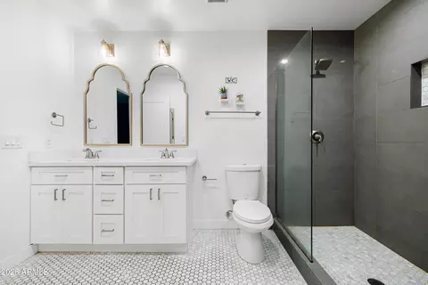 Bath - 4401 N 9th Ave, Phoenix, AZ 85013 photo 2 of 6