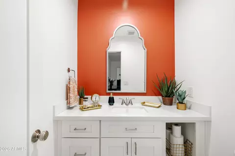 Bath - 4401 N 9th Ave, Phoenix, AZ 85013 photo 5 of 6
