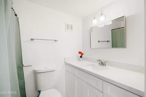 Bath - 4401 N 9th Ave, Phoenix, AZ 85013 photo 6 of 6