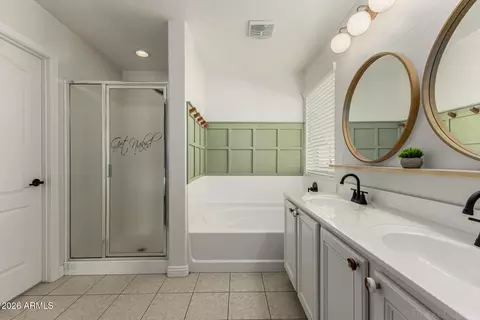 Bath - 2177 E Gillcrest Rd, Gilbert, AZ 85298 photo 2 of 4