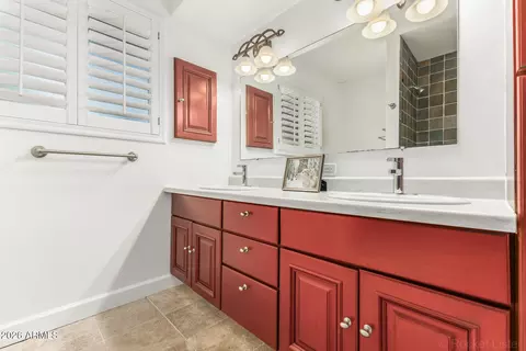 Bath - 223 E Concorda Dr, Tempe, AZ 85282 photo 2 of 3