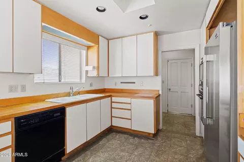 Kitchen - 114 E San Miguel Ave, Phoenix, AZ 85012 photo 3 of 5