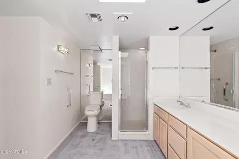 Bath - 114 E San Miguel Ave, Phoenix, AZ 85012 photo 4 of 5