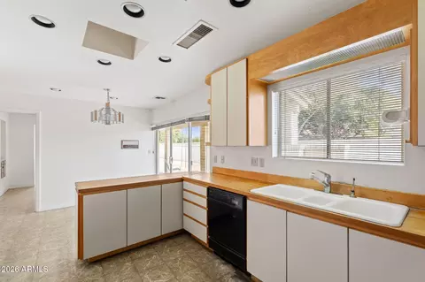 Kitchen - 114 E San Miguel Ave, Phoenix, AZ 85012 photo 4 of 5