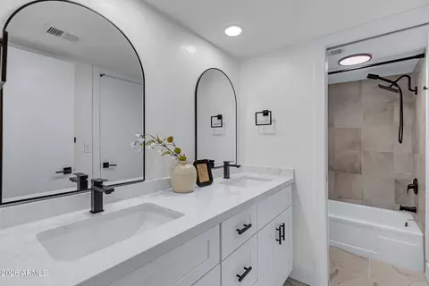 Bath - 610 E Montebello Ave #41, Phoenix, AZ 85012 photo 1 of 3