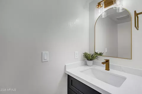 Bath - 610 E Montebello Ave #41, Phoenix, AZ 85012 photo 2 of 3