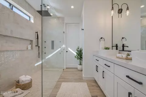 Bath - 2645 E Fairmount Ave, Phoenix, AZ 85016 photo 1 of 14