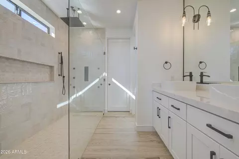 Bath - 2645 E Fairmount Ave, Phoenix, AZ 85016 photo 2 of 14
