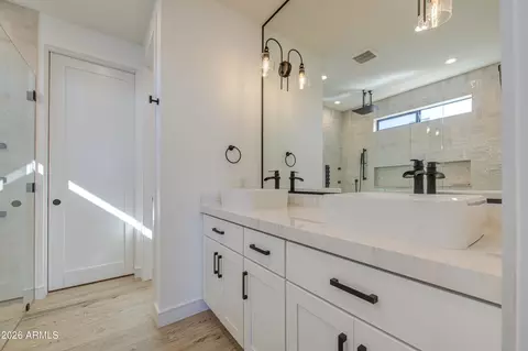 Bath - 2645 E Fairmount Ave, Phoenix, AZ 85016 photo 3 of 14