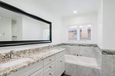 Bath - 5328 E Pinchot Ave, Phoenix, AZ 85018 photo 1 of 3