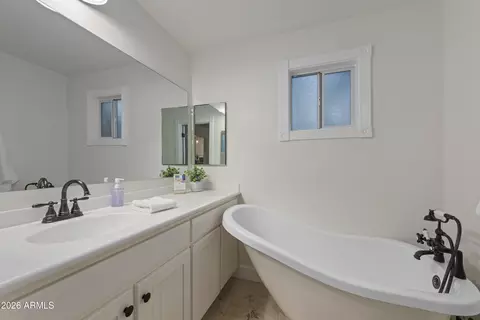 Bath - 739 E Belmont Ave, Phoenix, AZ 85020 photo 1 of 3