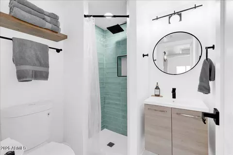 Bath - 413 E Linda Ln #D, Gilbert, AZ 85234 photo 2 of 4
